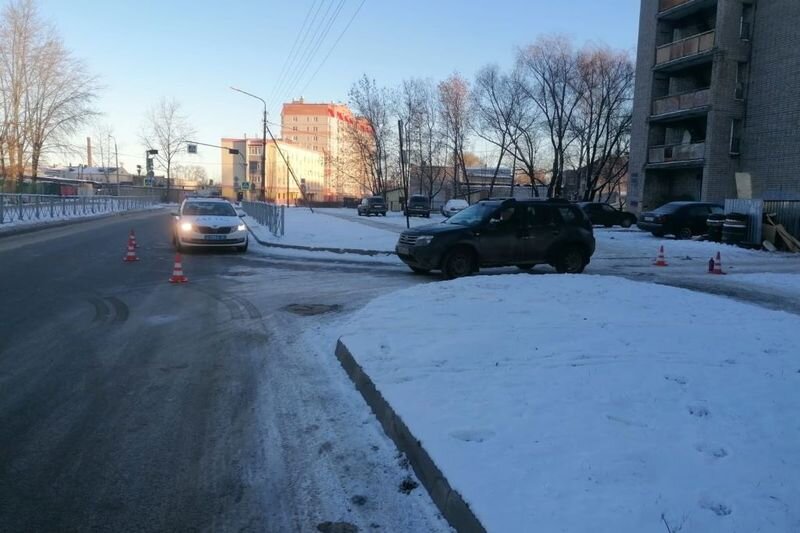    Автомобиль ВАЗ-2115 не пропустил машину со спецсигналами на перекрестке проспекта Победы и Архангельской.