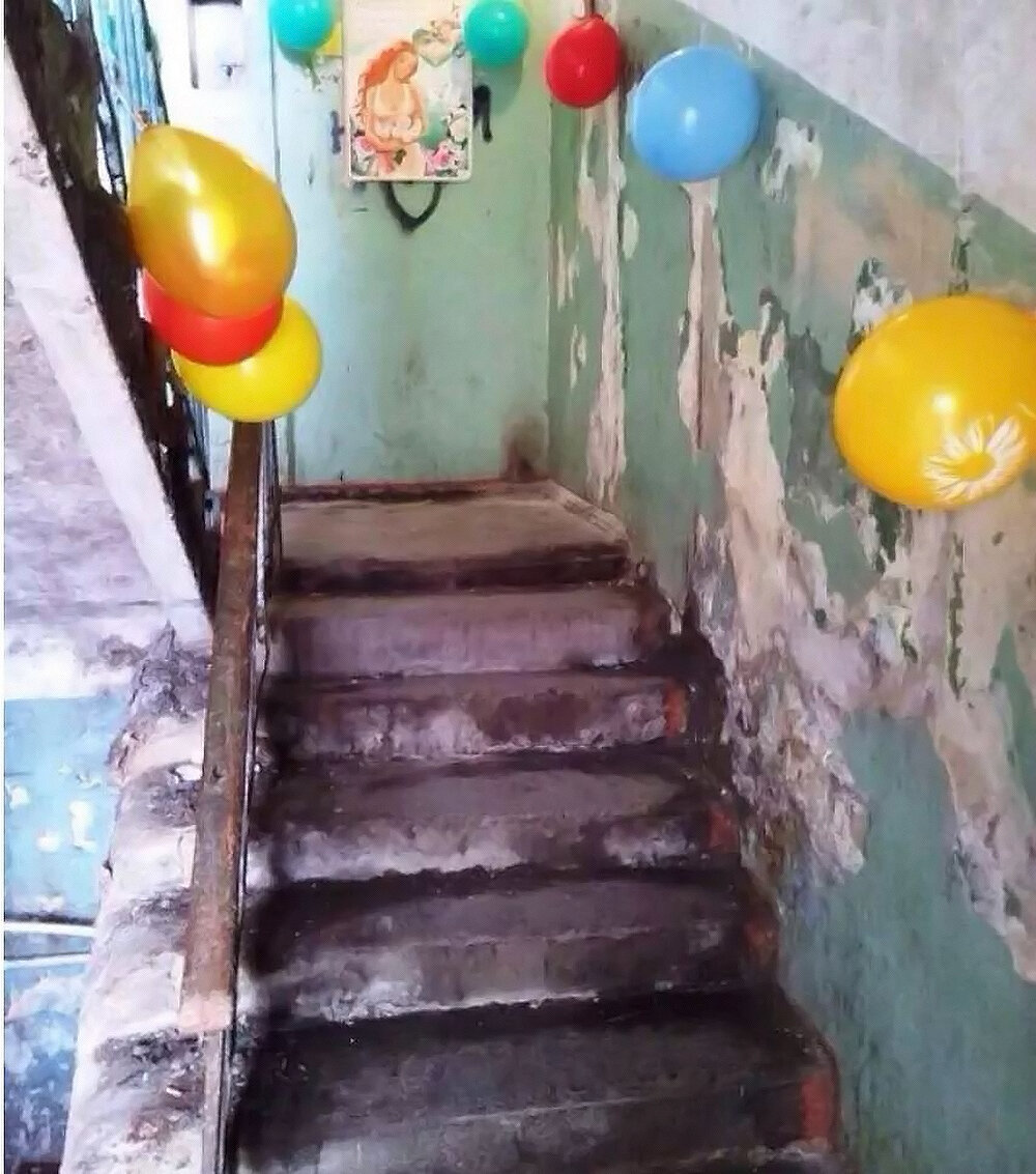    Этот подъезд создан для любви с закрытыми глазами, как в фильме «9 с половиной недель», фото: Сайт «Смейся о слёз»