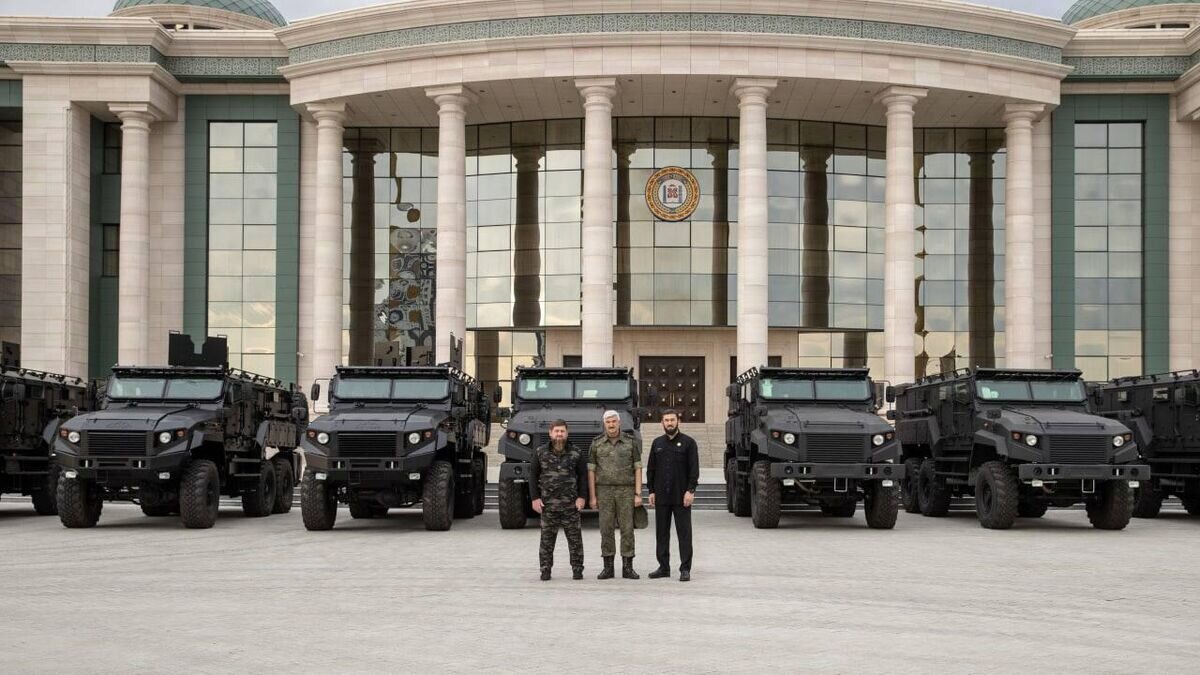 Ахмат мобиль камаз 5350. Мерседес рамзана кадырова ml w166. Ахмат машина ремдизель. К-4386 за-спн. Бронированный урал 2022.