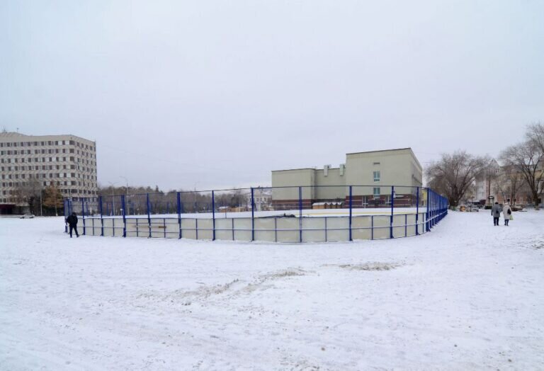    В Оренбурге на площади Ленина идет монтаж ледового катка Елена Шкатова