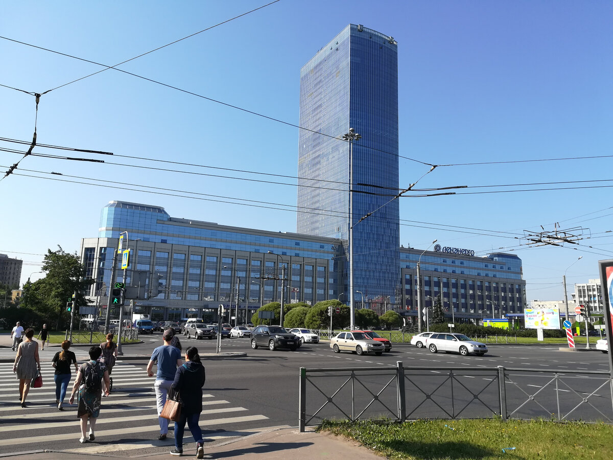 Такая вот громадина. Я и не знал о ее существовании, пока не переехал сюда.