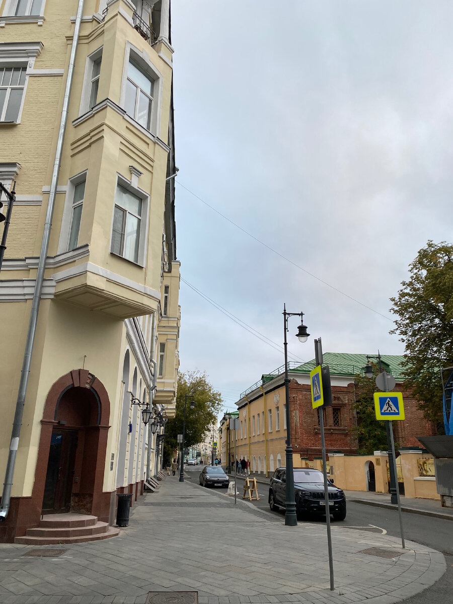 Начало Армянского переулка. Слева - доходный дом Микини. Москва, Армянский переулок, дом 1