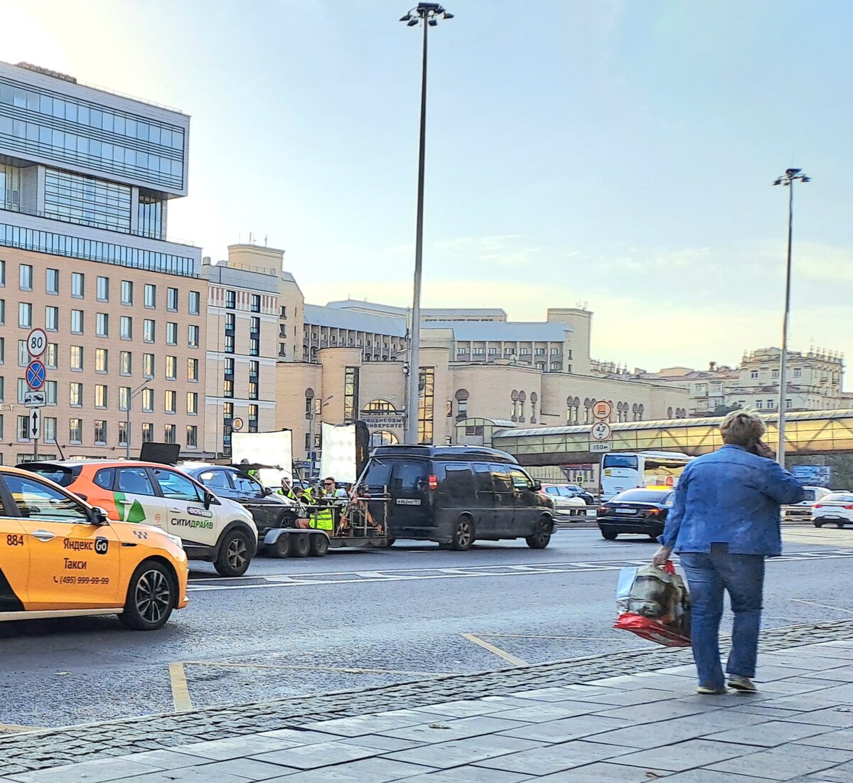 Вот эта машина с белыми щитами на прицепе.
