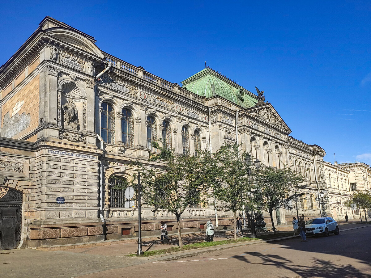 Величественное здание музея. Листайте галерею>>