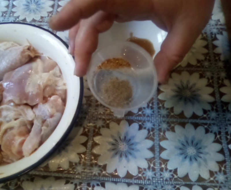 чёрный и смесь перцев чили