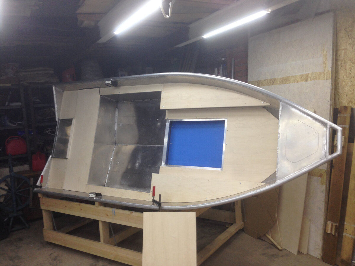 Делаем рундуки и палубу.