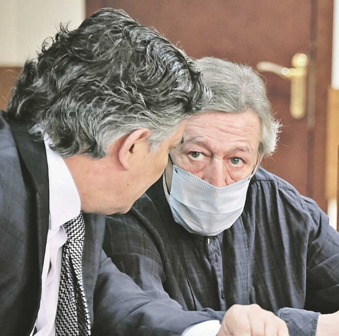 Михаил Ефремов и его адвокат Эльман Пашаев обсуждают стратегию защиты. Фото: КП/Иван Макеев