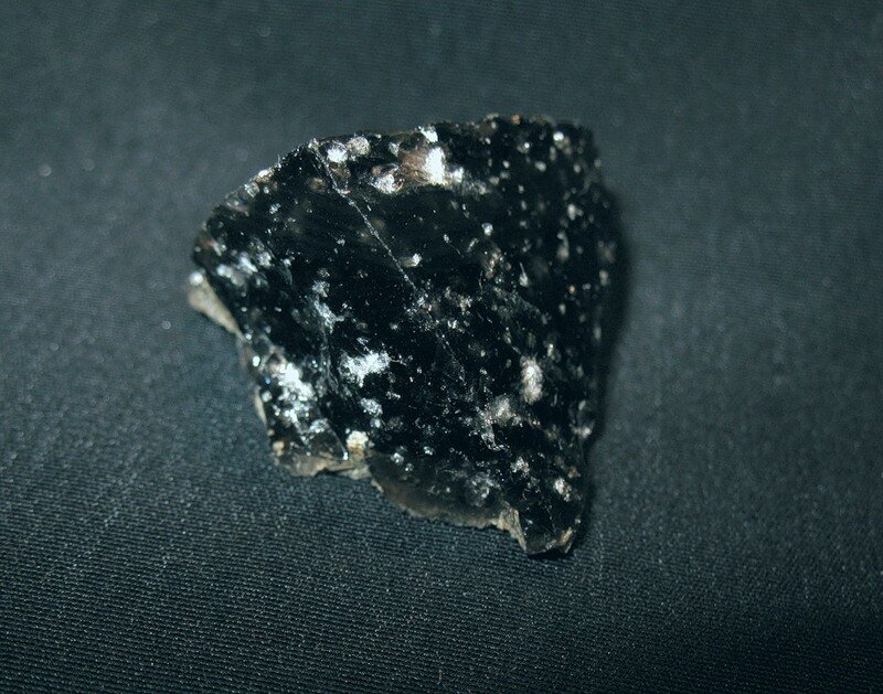 Стекло первая. Black Obsidian камень. Обсидиан самородок стекла. Первое стекло. Самое первое стекло в мире.