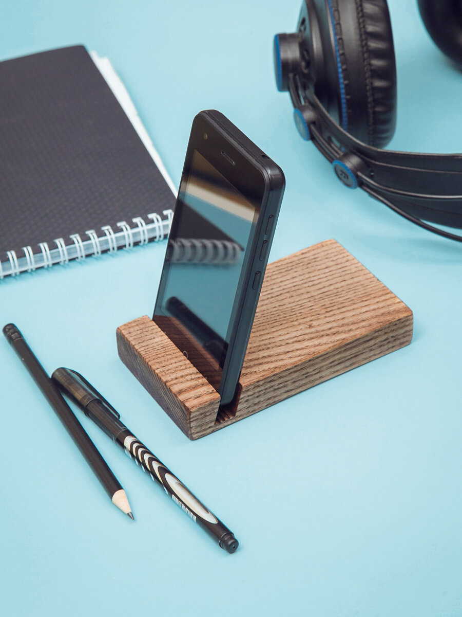 Деревянная подставка под телефон или смартфон  из темного ясеня