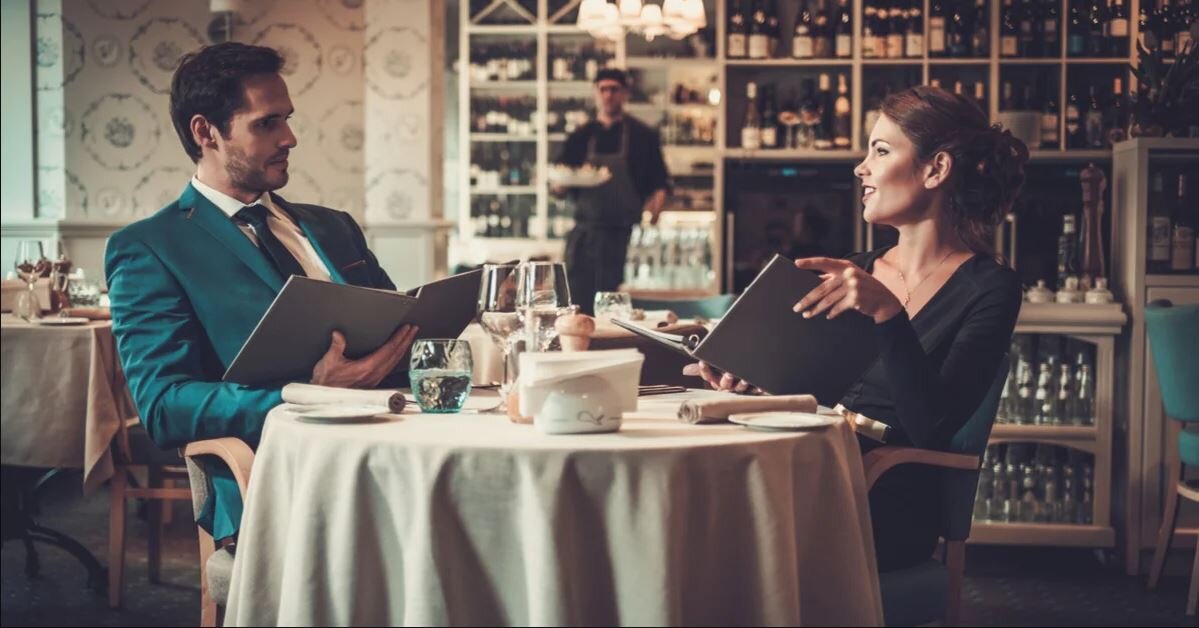 На этапе знакомства мужчина не обязан оплачивать счет, дарить подарки и материально оказывать знаки внимания девушке и вот почему..