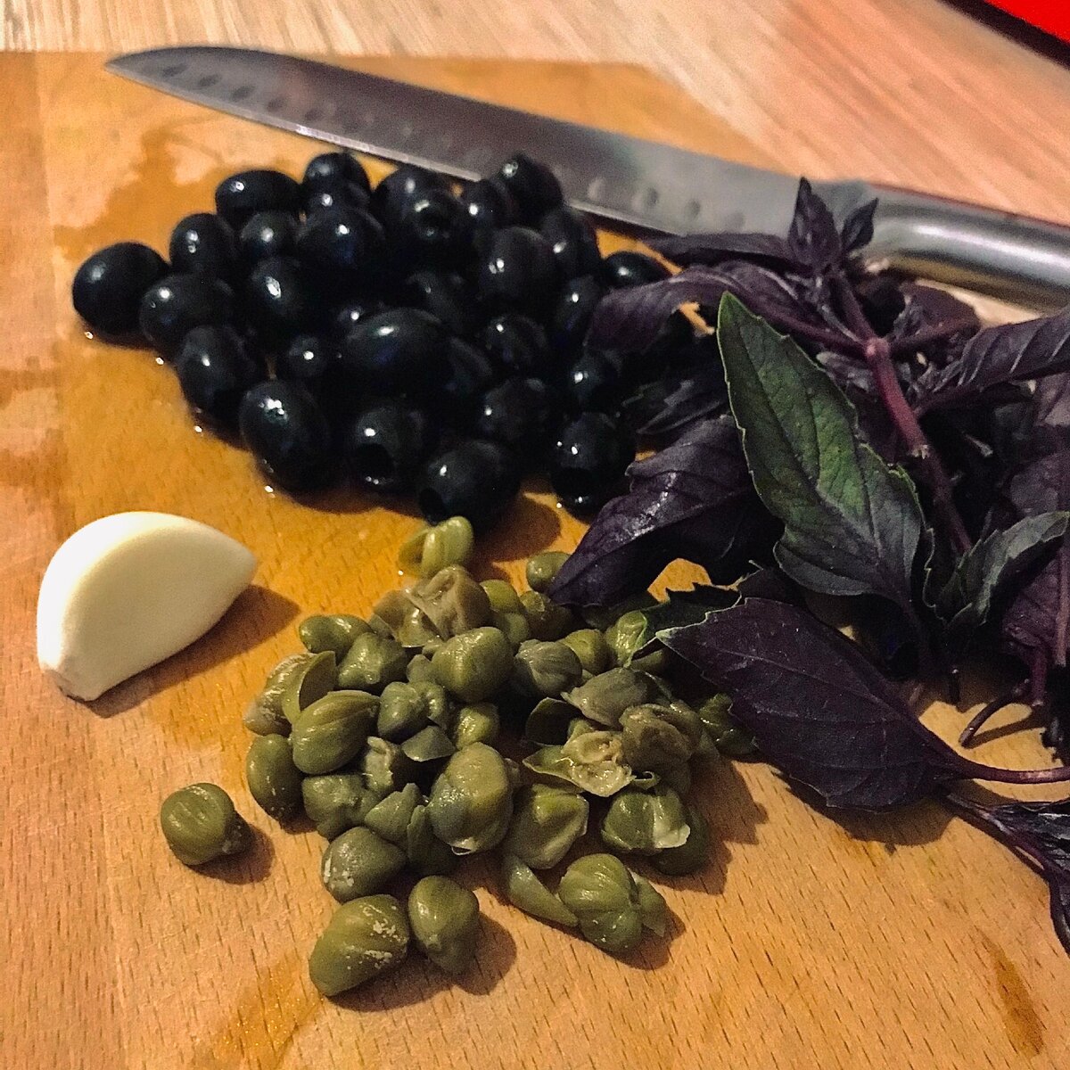 Свежий базилик и хорошие каперсы - половина успеха.