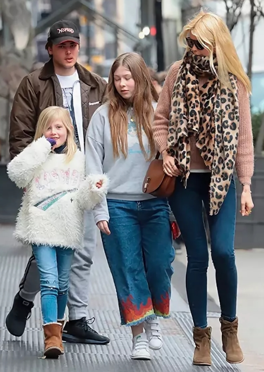 Клаудия шиффер дети сейчас. Дочь клаудии шиффер. Дети клаудии. Дети клаудии. Дочь клаудии шиффер.