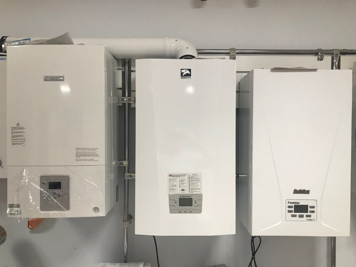 Цены на энергоносители неуклонно растут, поэтому всё большее количество загородных жителей задумываются, как недорого и эффективно отопить своё жилище. Чаще всего домовладельцев волнует, какие есть варианты отопления частного дома и дачного домика, у какого котла самый высокий КПД, какой котёл выбрать для системы отопления, как правильно смонтировать систему отопления, какие существуют виды отопления без газа и какие из них самые экономные. 