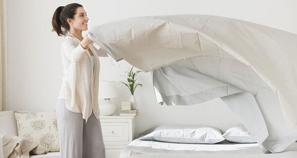 Источник: https://mamamoet.ru/stirka/menyat-postelnoe-bele-doma/