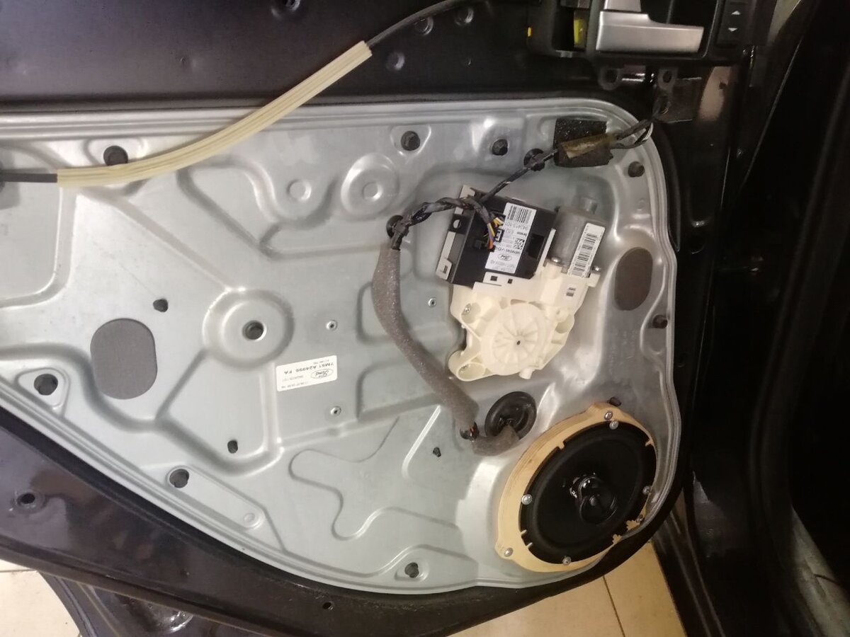 Дальше двери решили не разбирать, только проложить дверные карты листом студийной шумки.