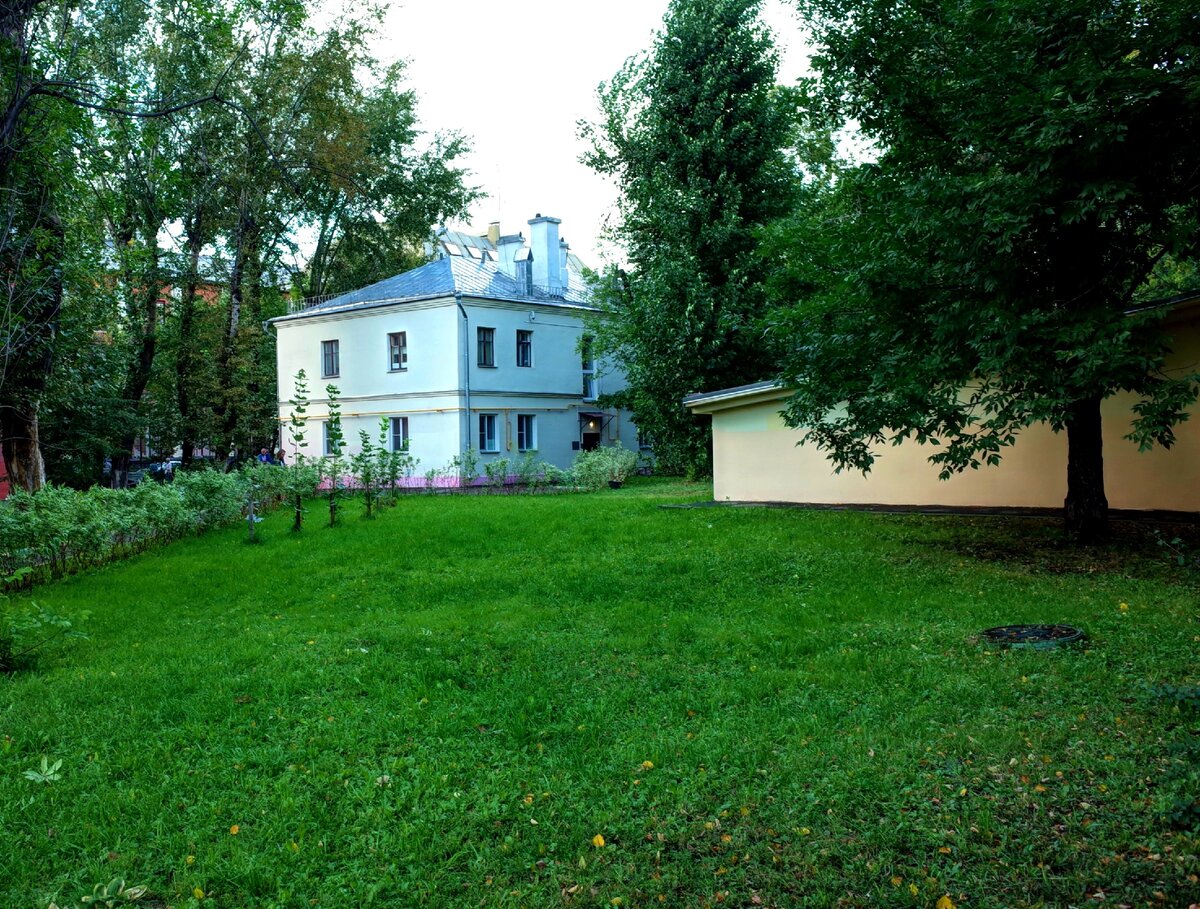 Как в старинном русском городке, только это в пяти минутах пешком от Садового кольца.