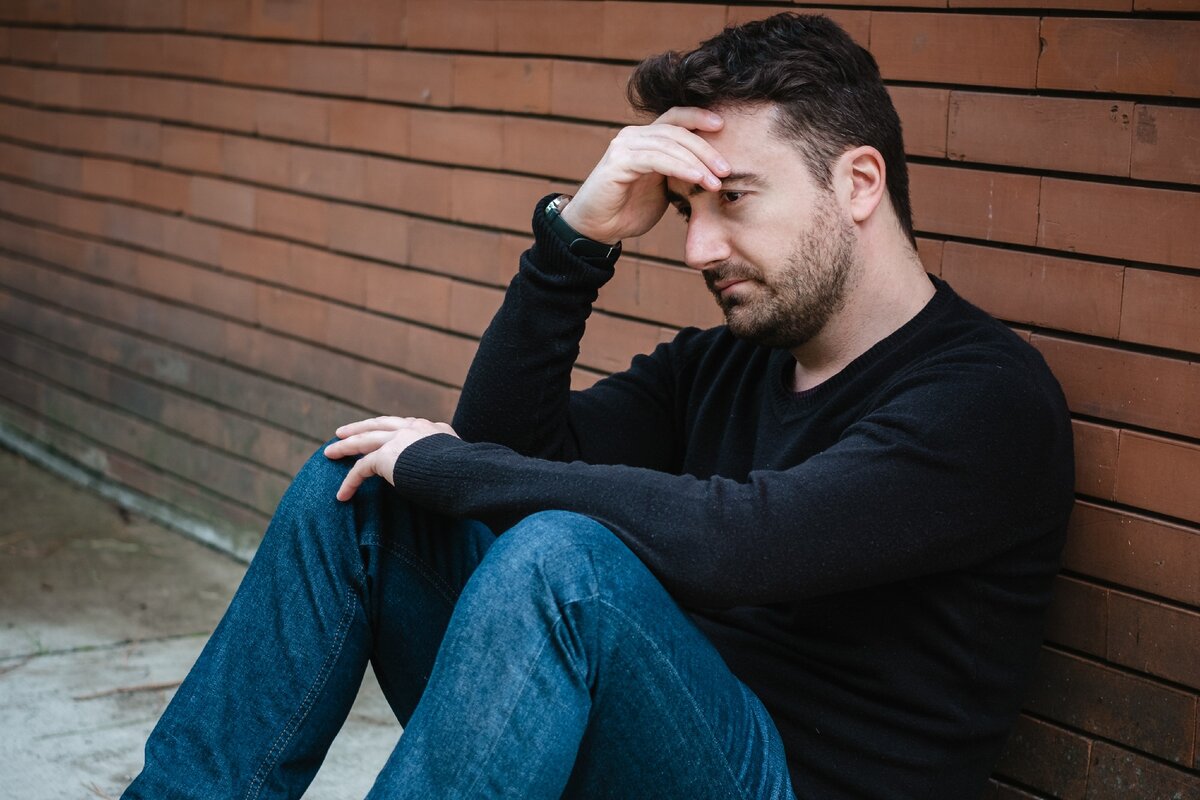 В частности, при алкогольном гепатите внезапно может подняться температура, человека начинает бросать то в холод, то в жар. Также появляется боль в правом подреберье. 