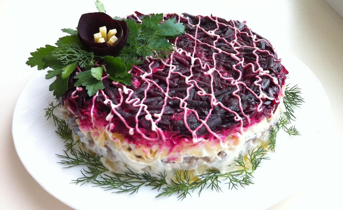 салат оформляют по-разному.