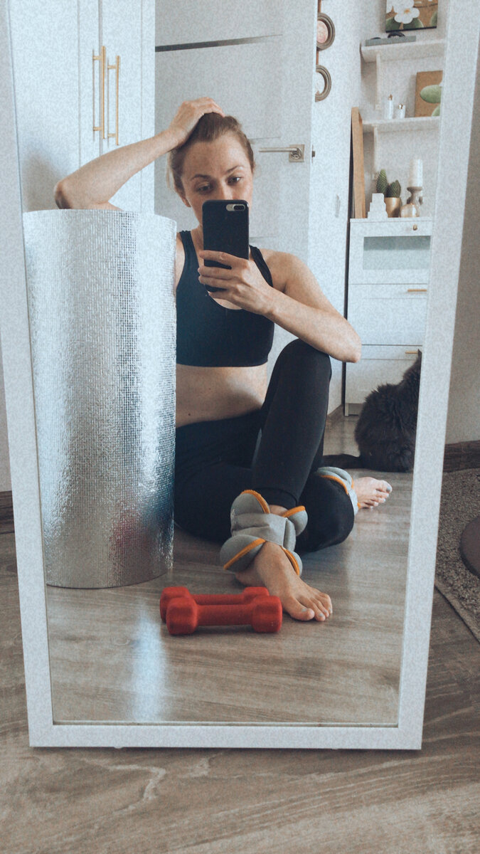 Тренируюсь дома по двадцать минут практически каждый день. Из инвентаря у меня коврик, утяжелители по 1,5 кг на ноги, гантели по 1 кг и набор резинок для фитнеса.