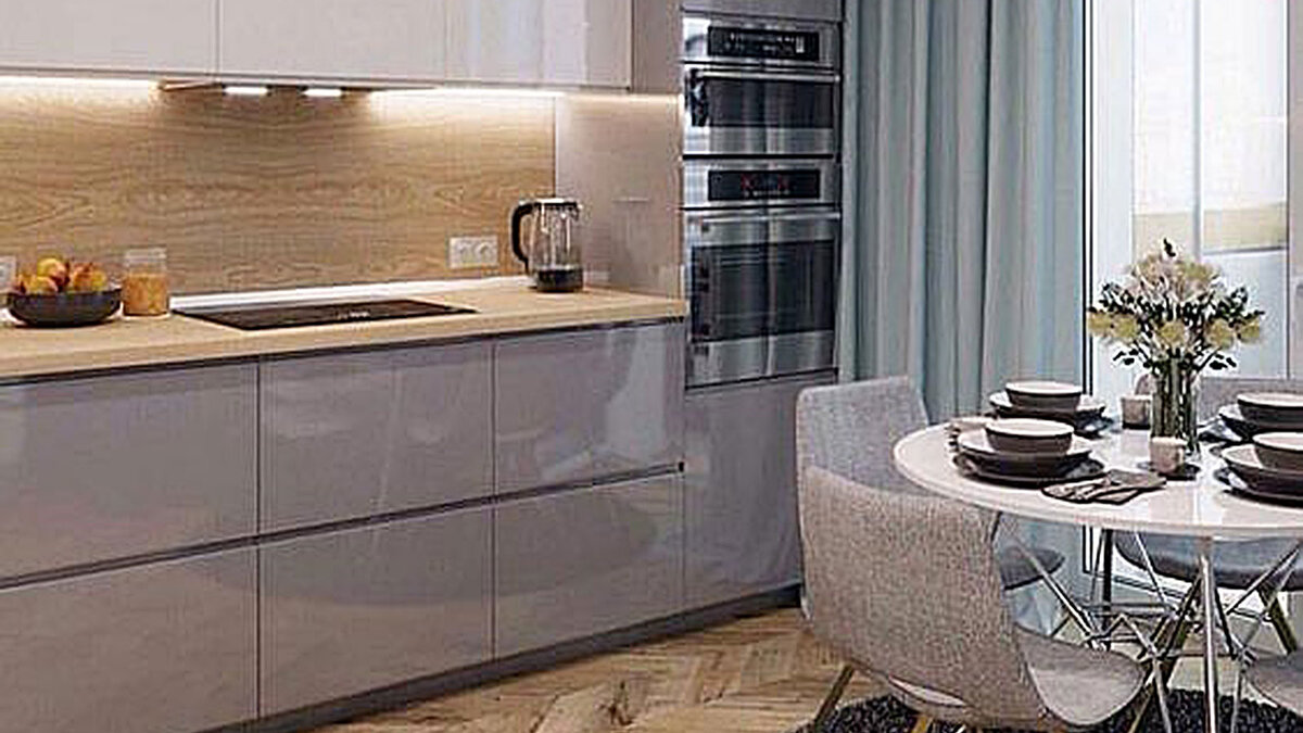 Интерьер небольшой кухни с линейной расстановкой мебели и зеркальными МДФ фасадами.