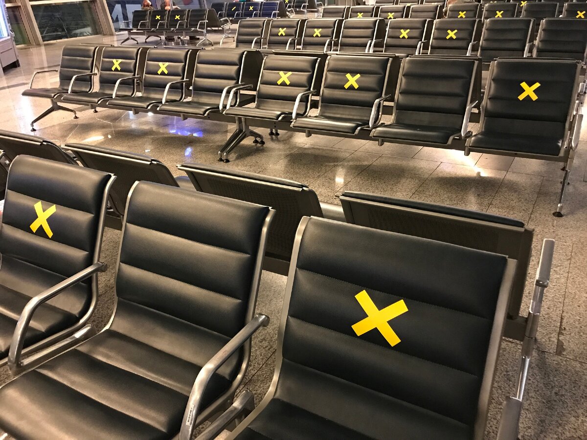 Разметка на креслах в зале ожидания мне напомнила маркировку фильмов с откровенными сценами. Пожалуй, это единственное, что указывает на сложную эпидемиологическую ситуацию.