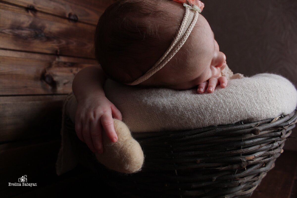 Стоит подыскать своему малышу фотографа заранее, то есть не позднее, чем за месяц до ПДР (предполагаемая дата родов)😇 Почему записаться заранее так важно?😏
У вас сейчас есть такая возможность, пока малыш сидит у мамы в животике🤰 Можно спокойно и без спешки посмотреть работы мастера и пообщаться с ним. 
