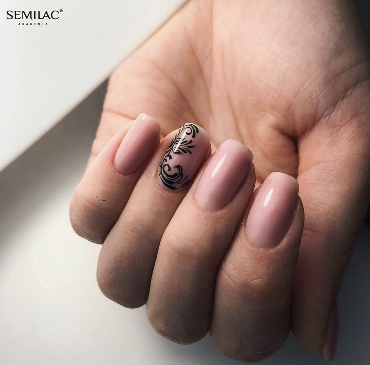 Нежный маникюр с узором от Semilac