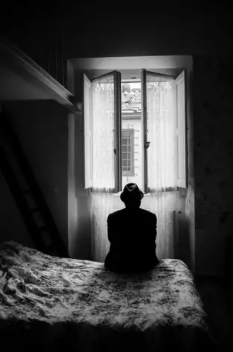 Мне 35 я инженер технолог. Работаю в смешанном коллективе. Много и мужчин и женщин.. вроде друзья есть... Родители.... Я чувствую себя самым одиноким человеком во вселенной... 