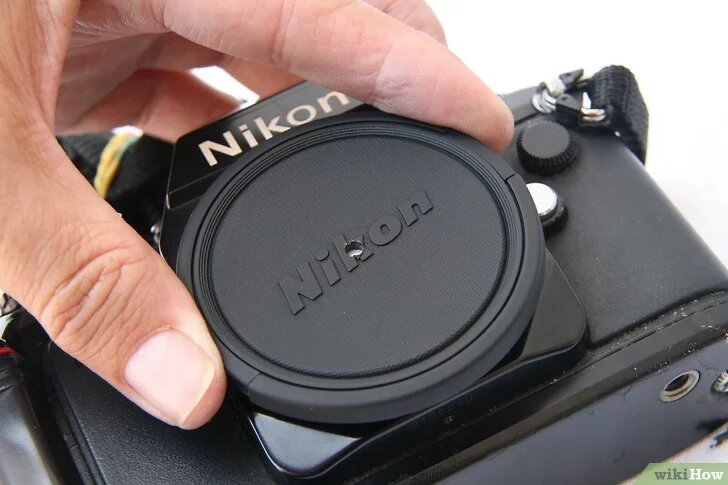 На этом фото "объектив" с отверстием изготовлен из крышки от объектива фотокамеры. Фото с сайта: https://ru.wikihow.com/