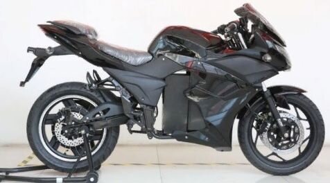 РЕЙТИНГ ЛУЧШИХ ЭЛЕКТРОМОТОЦИКЛОВ ДЛЯ ВЗРОСЛЫХ НА 2020 ГОД Электрический мотоцикл – это прорыв в сфере технологий, который ежегодно завоёвывает популярность среди любителей мотоциклетной езды. В чём их особенность, какие модели на сегодняшний день являются самыми популярными – описание дано в статье. Обзору представлены популярные модели электромотоциклов для взрослых на 2020 год. ₽ Со 1 Общие сведения об электрических мотоциклах: ответы на самые популярные вопросы, относящиеся к данному виду техники 2 Критерии выбора электрических мотоциклов 3 Рейтинг качественных электрических мотоциклов для подростков от компании «NITRO Motors» 3.1 «Eco Tribo Pocketbike» 3.2 «ECO NRG R2 XL» 3.3 «PS77 ECO» 4 Рейтинг лучших электрических мотоциклов для взрослых 4.1 «YCR» 4.2 «XL2000DQT-E2» 4.3 «MUNRO» 4.4 «ElectroTown B1» 4.5 «Soco» 4.6 «Electrotown 1500» 4.7 «ELBIKE BULLET» 4.8 «Kawasaki Z1000 SR» 5 Вывод Общие сведения об электрических мотоциклах: ответы на самые популярные вопросы, относящиеся к данному виду техники Описание электромотоцикла: средство передвижения с 2 или 3 колёсами, которое приводится в движение при помощи силового агрегата. Внешне они напоминают модели различных видов бензиновых мотоциклов: классические, спортивные, туристические, эндуро и т.д. Преимущества электрических байков: Экологичность; Недорогое обслуживание; Простое управление; Электробайки достаточно бесшумные при езде; В зависимости от модели, запас хода может достигать 100 и более километров; Двигатель в 5 раз дольше служит, чем в бензинных конструкциях; Более низкая себестоимость, в отличие от бензиновых моделей. Прежде, чем решиться на покупку электрического мотоцикла, все задаются двумя основными вопросами: Нужны ли права на электромотоцикл? Нужно ли регистрировать (ставить на учёт) электромотоцикл в ГИБДД? Ответ 1. Если двигатель меньше 250W, то, согласно закону, такой электромотоцикл приравнивается к «велосипеду», а значит права, чтобы на нём передвигаться по городу, не нужны. Если мотор выше указанной планки, то наличие прав для вождения обязательно. Ответ 2. Согласно правилам ГИБДД, регистрация обязательна, если выполняются два пункта: максимальная мощность электродвигателя более 4 кВт; максимально конструктивная скорость более 50 км/ч. В противном случае, электромотоцикл в постановке на учёт не нуждается. Критерии выбора электрических мотоциклов Лучшие мировые производители мотоциклов развивают новое направление, создавая модели с электрическим мотором. Существует два вида электромотоциклов: подростковые и для взрослых. Подростковые модели имеют небольшой ассортимент, в основном, спортивные байки, предназначенные для тренировок или любительской езды за городом. Взрослые мотоциклы с электродвигателем копируют бензиновые байки, поэтому размерами и техническими свойствами им практически не уступают. На что обратить внимание при выборе таких агрегатов? В первую очередь, все покупатели смотрят на показатель запаса хода одного заряда: чем больше километраж, тем лучше. Данное числовое значение зависит от ёмкости аккумулятора и мощности электродвигателя. Немаловажен тот факт, сколько уходит времени на полное восстановление батареи питания, какое потребление энергии расходуется в процессе. Самые хорошие электромотоциклы – с мощным двигателем и небольшой временной зарядкой, однако цены на такие модели очень высокие. Иные показатели, влияющие на популярность моделей при покупке: функционал: чем больше возможностей, тем лучше; качество сборки и используемы материал для каркаса: самые прочные – стальные агрегаты; дизайн электрических мотоциклов; соотношение цены и качества. Какой фирмы лучше? Однозначно на этот вопрос ответить невозможно. Так как сравнить не с чем, особенно если покупка совершается впервые, то можно изучить отзывы и прислушаться к советам продавца. Хотя закон общества таков: чем известнее производитель, тем большим спросом пользуется его продукция. Рейтинг качественных электрических мотоциклов для подростков от компании «NITRO Motors» Список возглавили модели из категорий: Спортивная; Кроссовая; Скоростная. «Eco Tribo Pocketbike» Мини-байк спортивного типа для шоссейной езды. Яркий корпус и множество изгибов придают мотоциклу особый шарм. Используется для тренировок на мототреках. В городских условиях нужно быть очень внимательным, так как техника не оснащена зеркалами заднего вида. Дизайн модели предполагает пользование мальчиками данного агрегата. Есть несколько цветовых решений, но если девочки занимаются на профессиональном уровне мотоциклетной ездой, то подойдёт и для них на начальной стадии. Дизайн электробайка «Eco Tribo Pocketbike» Технические характеристики: Производитель: «NITRO Motors» Привод: цепной Габариты (сантиметры): 103/27/46 Тип тормозной системы: дисковый Мощность: 1060 Вт Скоростной предел: 25 км/ч Масса нетто: 30 кг Тип аккумулятора: 6 DZM-12 свинцовый Батарея: 3x12В Напряжение: 12 мАч Размер шины (сантиметры): передней – 9 на 6,5, задней – 11,9 на 5 Достоинства: Дизайн; Функционал; Покрышки дают хорошее сцепление с дорогой; Для любых погодных условий; Возможность использования на городских улицах, но с ограничениями; Массивная подножка сохраняет равновесие мотоцикла; Манёвренность; Приемлемая цена; Подойдёт для спортивного катания новичкам женского пола; Несколько ярких расцветок. Недостатки: Отсутствие зеркал. «ECO NRG R2 XL» Модель предназначена для езды по грунтовым и асфальтированным дорогам. Она обладает отличными манёвренными качествами, справляется с любыми задачами, поставленными гонщиком. Для тренировок на профессиональном уровне (начальная ступень), не уступает топливным агрегатам. Вид сбоку на электробайк «ECO NRG R2 XL» Технические характеристики: Производитель: «NITRO Motors» Тип: кроссовый Габариты (сантиметры): 139/34/87 Масса нетто: 49 кг 500 г Привод: цепной Заряжается: до 10 часов Зажигание: ключом Скоростной придел: 23 км/ч Двигатель: 500W Ёмкость аккумулятора: 12 мАч Напряжение: 48В Размер шин (сантиметры): передней – 6 на 10, задней – 8 на 10 Сколько стоит: 78500 рублей ECO NRG R2 XL Достоинства: Наличие амортизации; Высокая проходимость; Для любых дорог; В любую погоду преодолевает различные препятствия; Отображение необходимой информации на электронном экране, закреплённом на руле; Два варианта цвета; Для всех подростков; Наличие подножки; Набирает скорость быстро. Недостатки: Дорогой. «PS77 ECO» Модель с автоматической трансмиссией. По своим ходовым качествам не уступает бензиновым мотоциклам. Дизайн спортивный. Подходит для асфальтированных и грунтовых дорог, но с некоторыми ограничениями. Корпус сделан из прочного ударостойкого материала. Основной цвет конструкции – белый и синий. ₽ Внедорожные мотоциклы от 115 000 р! Оплата при получении. Доставка бесплатно. Тест драйв. Рассрочка 0%. Гарантия. Жми! Узнать больше pitbikemarket.ru Спортивный дизайн модели электрического байка «PS77 ECO» Технические характеристики: Габариты (сантиметры): 103/37/42 Масса нетто: 29 кг Зажигание: электронное – CDI Грузоподъёмность: до 90 кг Тормоза: дисковые Привод: цепной Максимальный скоростной режим: 30 км/ч Двигатель: 1000 Вт Количество скоростей: 4 Напряжение: 36 В Размеры шин (сантиметры): впереди – 9 на 6,5; сзади – 11 на 5 Цвет: комбинированный: синий, белый и чёрный По цене: 40000 рублей PS77 ECO электромотоцикл Достоинства: Хороший разгон; Индикатор заряда батареи; Защита цепи; Имеется подножка; Высокоскоростной; Хорошая сборка; Долгий срок службы; Мощный двигатель; Для любых дорог; Маневренная техника; Простое управление; Управление тормозной системой расположено на рулевом. Недостатки: Не выявлены. Рейтинг лучших электрических мотоциклов для взрослых В список попали самые хорошие модели из категорий: спорт-байк; с Али Экспресс; в стиле ретро; с быстрым разгоном; с большим запасом хода; электрический трицикл; с тяговым аккумулятором; новинка. «YCR» Рама байка – полноценный аналог модели «Honda CBR 125». Дизайн техники – спортивный. Выпускается в 4-х вариантах расцветки. Считается универсальной, так как подходит мужчинам и женщинам. Модель предназначена для езды по асфальтированным дорогам или грунтовым, с достаточно плотной поверхностью. Идеальный вариант для передвижения по городу. Технические характеристики электромотоцикла имеют хорошие показатели. Дизайн модели электромотоцикла «YCR» Технические характеристики: Тип: спортивный Сборка: российская Максимальная скорость: 150 км/ч Мощность: 3000-8000 W Запас хода: 60-200 км Грузоподъёмность: до 200 кг Масса нетто: 105 кг Габариты (сантиметры): 206/75/112 Тип аккумулятора: встроенный Напряжение: 72 В Ёмкость батареи: 20-80 мАч Размер шин (сантиметры): переднего – 11 на 7, заднего – 14 на 7 Диаметр колеса: 23 дюйма Лошадиных сил: 4.08 Средняя цена: 295000 рублей YCR электромотоцикл Достоинства: Электромотоцикл лёгкий в управлении; Долго держит заряд; Для всех; Спортивный дизайн; Качество сборки; С мощным мотором; Несколько видов цветовых решений; Подходит для грунтовых дорог, но с некоторыми ограничениями. Недостатки: Дорогой. «XL2000DQT-E2» Электроцикл, который можно заказать на Али Экспресс. Модель спортивного плана, отлично разгоняется и держит заряд. На ручках расположены габаритные огни, рычаги для торможения и различные кнопки. Материал конструкции прочный, колесо со спицами впереди, а сзади – литьё, есть подножка и амортизация сидения. Передняя покрышка адаптирована под любую трасу и погодные условия, задняя оснащена в разы меньшим количеством канавок и идёт без дополнительных выступов. Вид на электромотоцикл «XL2000DQT-E2» Технические характеристики: Наименование: XINLING Тип: гоночный Цвет: белый + чёрный От куда: из Китая Запас хода: 60-80 км Размер в упаковке (сантиметры): 185/57/86 Масса нетто: 155 кг Материал упаковки: сталь Время на подзарядку: 6-8 часов Напряжение: 72В Электропитание: 2000 Вт Размер шин (сантиметры): передней – 12 на 7, задней – 13 на 7 Сколько стоит: 102 тыс. рублей XL2000DQT-E2 электромотоцикл Достоинства: Высокая проходимость; Модель с габаритными огнями; Короткий тормозной путь; Для езды в любые погодные условия; Долго держит заряд; Быстрая зарядка, в сравнении с другими электрическими моделями; Современный внешний вид; Манёвренность на высшем уровне; Удобное расположение элементов управления; Не чувствуется тряска во время движения; Возможность дальних поездок. Недостатки: Цена; Тяжёлый. «MUNRO» Необычный внешний вид в стиле ретро подойдёт для мужчин и женщин, так как корпус выполнен в двух цветах: белом и чёрном. На нём можно передвигаться по городу с комфортом и безопасностью. Электромотоцикл внешне напоминает велосипед. Он оснащён: зеркалами заднего вида; электронным экраном с отображением необходимых показателей; рычагами управления тормозной системой, расположенных на рулевом; фарой и боковыми лампочками, указывающих на поворот; системой курсовой устойчивости и съёмной батареей. Помимо всего перечисленного, имеются и другие достоинства. Дизайн модели «MUNRO» Технические характеристики: Артикул: 10555 Производитель: «Eltreco» Страна: Китай Масса нетто: 42 кг Максимальный скоростной режим: 55 км/ч Диаметр колеса: 26 дюймов Преодоление дистанции на одном заряде: 60 км Грузоподъёмность: до 100 кг Напряжение: 48 В Двигатель: 800 Вт Ёмкость аккумулятора: 11,6 мАч Привод: задний Тормоза: дисковые, гидравлика, MD4 Полная зарядка АКБ: до 5 часов Батарея: срок эксплуатации – 5 лет, циклов работы – 1 тыс. Средняя стоимость: 264000 рубля MUNRO электромотоцикл Достоинства: Эргономичный дизайн; Новая разработка; Для всех взрослых; Срок службы аккумулятора; Эффективная тормозная система; Электронный LED дисплей; Устойчивость; Удобная посадка; Регулируемый руль; Электродвигатель «Bosh»; Устойчивость корпуса к погодным условиям: жара, дождь; Маневренность; Быстро снимается аккумулятор; Возможность заряжать телефон во время езда с помощью порта USB; Можно эксплуатировать в любую погоду. Недостатки: Дорогой. «ElectroTown B1» Техника с двойными амортизаторами, задним приводом и дисковой системой торможения подойдёт для любого мужчины. Корпус модели выполнен в стиле спорт-байка. Материал сидения – искусственная кожа. Шины – вакуумные. Имеется подножка, для дополнительного сохранения равновесия при остановке или стоянке. Годится для спокойной езды по городу и скоростной по трассе. Спортивный электромотоцикл «ElectroTown B1» Технические характеристики: Габариты (сантиметры): 195/60/20 Мотор: 3000 Вт Материал рамы: сталь Напряжение: 72 В Время на зарядку: 8 часов Масса нетто: 110 кг Тормоза: дисковые Преодолевает расстояние за один заряд: 60 км/ч Размер шин: 17 дюймов Сидение по высоте: 76 см Клиренс: 25 см Допустимый скоростной режим: 80 км/ч Батарея: свинцовая, 72 В и 40 АН Средняя стоимость: 165000 рублей ElectroTown B1 Достоинства: Бесшумный; Брутальный вид; Высокопрочный каркас; Отличные технические показатели; С мощным мотором; Манёвренный; Для любых дорог; Хорошее сцепление с трассой; Быстро разгоняется; Соотношение цены и качества; Качественная сборка; Долгий срок службы; Простое управление; Средней скорости; Есть всё необходимое для езды; Для любых погодных условий. Недостатки: Только для мужчин. «Soco» Электробайк с большим преодолением расстояний. Годится для поездок по городу и загород. Техника с габаритными огнями, оснащена большим электронным дисплеем, зеркалами заднего вида и рычагами управления на рулевом. Амортизация сидения сглаживает тряску во время передвижения по неровной поверхности, создавая комфорт и удобство байкеру. Каркас мотоцикла выполнен из хромированной стали. В продажу поступает в 5-ти различных цветах. Дисплей отображает: заряд батареи, скорость, температуру, режим движения и многое другое. Он покрыт специальным слоем, который позволяет считывать информацию в любых условиях, даже при ярком солнечном свете. Электробайк «Soco» в разных ракурсах Технические характеристики: Артикул: m0001 Производитель: «ElectroTown» Габариты (сантиметры): 70,2/188,9/105,6 Мощность двигателя: 1950 Вт Двигатель: «Bosch» 1200Вт Аккумулятор: Li-ion LG, 26 мАч Напряжение: 60 В Пробег на одном заряде: 160 км Максимальная скорость: 60 км/ч Масса нетто: 78 кг Грузоподъёмность: 140 кг Размер колёс: 17 дюймов Кому: мужчинам Средняя цена: 164000 рублей Soco электромотоцикл Достоинства: Не тяжёлый; Хороший пробег; Дизайн; Бесшумно работает; Качественные материалы; Манёвренность на высшем уровне; Широкий выбор цветовой гаммы корпуса; Эргономичная фара впереди: светиться диодом по контуру; Многофункциональный экран; Батарея с контролем умного заряда; Персонализацию настроек можно осуществлять через приложения в смартфоне. Недостатки: Не выявлены. «Electrotown 1500» Трицикл с эксклюзивным дизайном и хорошими техническими показателями. Благодаря конструкции он устойчив на любой дороге, не требует дополнительной поддержки во время остановки или стоянки. Модель оснащена бесколлекторным двигателем, ступенчатой системой переключения передач, электронным дисплеем и два тормоза (задний, передний). Помимо этого, электротрицикл имеет: амортизированную вилку и два задних, масляных; зеркала заднего вида; переднюю фару, подворотники и стоп. Дизайн электрического трицикла «Electrotown 1500» Технические характеристики: Кому: взрослым Материал рамы: сталь Тип шин: пневматические, резиновые, бескамерные Тормозная система: дисковая, гидравлическая Параметры (сантиметры): 230/115/110 Предельная нагрузка: 170 кг Масса нетто: 200 кг Скоростной режим: 60 км/ч Запас хода: 50 км Двигатель: 1500 Вт Диски: литьё, 14 дюймов Размер покрышек: 235 на 30 Переднее колесо: 130 на 60 Аккумулятор: 45 мАч Напряжение: 72 В Число скоростей: 3 Числовые показатели скоростного режима (км/ч): 1-я скорость – 20-27, 2-ая скорость – 35-40, 3-я скорость – до 60 По стоимости: 250000 рублей Electrotown 1500 Достоинства: Индикатор уровня заряда батареи; Задний ход; Короткий тормозной путь; Внешний вид конструкции; Устойчивый; С высокой проходимостью; Не ощущается тряска во время езды; Плавный ход; Ступенчатая коробка передач; Безопасный; Выпускается в белом и чёрном цвете; Для всех взрослых. Недостатки: Громоздкий; Тяжёлый. «ELBIKE BULLET» Электромотоцикл для мужчин с хорошей проходимостью и скоростным режимом. Он оснащён гидравлическими амортизаторами (передний, задний), зеркалами заднего вида, противоугонной системой звукового типа, управляемой дистанционно, подножками для водителя и пассажира, а также указателями поворотов и стоп-сигналом. На дисплее отображаются числовые показатели, помогающие ориентироваться на дороге и управлять транспортом в движении. Эта модель была разработана для городской езды, позволяющей легко обходить заторы на дорогах. Внешний вид электромотоцикла «ELBIKE BULLET» Технические характеристики: Материал рамы: сталь Мощность: 3000 Вт Предельная скорость: 80 км/ч Грузоподъёмность: 220 кг Размер колеса: 17 дюймов Пробег на одном заряде: 90 км Масса нетто: 150 кг Время на подзарядку: 10 часов Число циклов заряда: 700 Тормоза: гидравлические, дисковые, с ручным приводом Параметры покрышек (сантиметры): перед – 11 на 7, зад – 14 на 7 Батарея: свинцово-гелиевая Количество скоростей: 3 шт. Электродвигатель: бесщёточный Средняя цена: 235000 рублей ELBIKE BULLET Достоинства: Мощный мотор; Запас хода; Технические показатели; Устойчивость; Быстро развивает скорость; С тяговым аккумулятором; Светодиодные фары; Короткий тормозной путь; Система противоугонная; Полномерные крылья; Дизайн: на базе бензинного байка «Хонда»; Для любых погодных условий. Недостатки: Стоимость. «Kawasaki Z1000 SR» Модель «Таракан» современного дизайна. Сочетание цветов: зелёный с чёрным. Спортивный, скоростной байк для городских и загородных поездок. Он оснащён мощным двигателем, надёжной тормозной системой и красочным электронным экраном, отображающим все необходимые показатели. Годится для поездок в любую погоду, так как корпус водоотталкивающий. Отлично справляется на поворотах и преодолевая препятствия. Дизайн электромотоцикла «Kawasaki Z1000 SR» Технические характеристики: Тип: гоночный Материал: высокопрочная сталь Дисковые тормоза: слева – передний двойной, 28 см справа – задний, 22 см с возможностью добавить ABS Габариты (сантиметры): 207/76/120 Размер отдельных частей (сантиметры): ширина руля – 70, высота сидения – 75 и 85 перед, зад) Грузоподъёмность: до 200 кг Покрышки (см.): передняя – 11 на 7, задняя – 14 на 7 Максимальная скорость: 100 км/ч Мощность: более 2000 Вт Напряжение: 72 В Запас хода: 65 км Время зарядки: 8 часов Тип аккумулятора: свинцово-кислотный Масса нетто: 158 кг Ёмкость аккумулятора: 20 мАч Средняя стоимость: 140000 рублей Kawasaki Z1000 SR Достоинства: ЖК-дисплей; Водонепроницаемая рама; Качество сборки; Современный; Высокоскоростной; Длительная поездка на одном заряде; Алюминиевая подножка; Манёвренный; Доступная цена; Возможность заказать на Али Экспресс по более выгодной цене; Электромотоцикл устойчив к физическим повреждениям. Недостатки: Не выявлены. Какой электромотоцикл вам понравился? Kawasaki Z1000 SR Soco YCR XL2000DQT-E2 ElectroTown B1 MUNRO ELBIKE BULLET Electrotown 1500 ECO NRG R2 XL Eco Tribo Pocketbike PS77 ECO Результаты Вывод Обзор составили лучшие модели электромотоциклов на 2020 год, по мнению покупателей. По допустимому значению скоростного режима, какие байки бывают: Городские – предназначены для повседневного передвижения по городу, с максимальной скоростью до 50-60 км/ч; Спортивные – скоростные модели с большим запасом хода. На них можно осуществлять дальние поездки до 100 км на одном заряде. Как выбрать средство передвижения такого типа? Основные критерии: Технические характеристики; Возможности; Внешний вид; Стоимость. Представленный модельный ряд – выбор покупателей, поэтому автоматически производители каждого байка становятся самыми лучшими. А вот, какой лучше купить электромотоцикл – решать вам