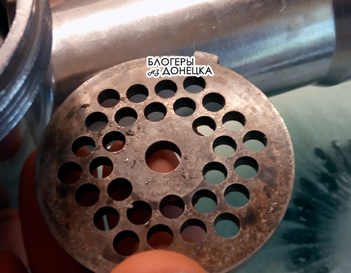 А эта сторона решётки не блестит.