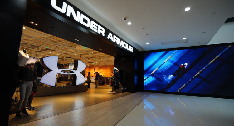 Акции Under Armour упали на 4% из-за новостей о 600 увольнениях