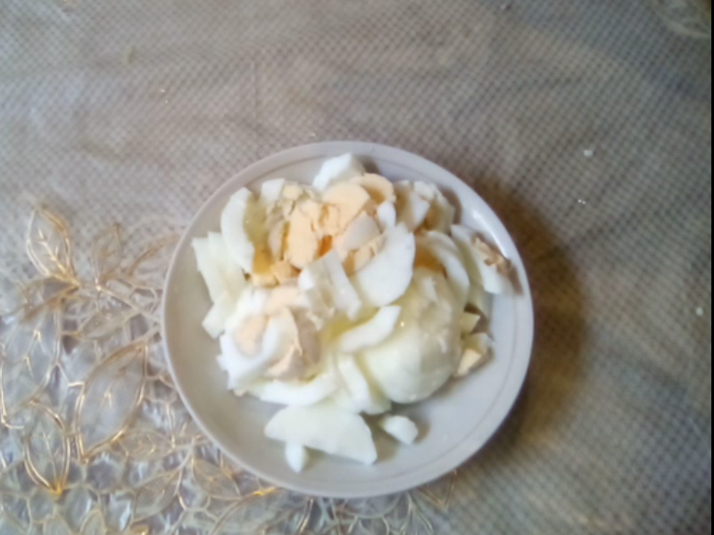 нарезаем яйца