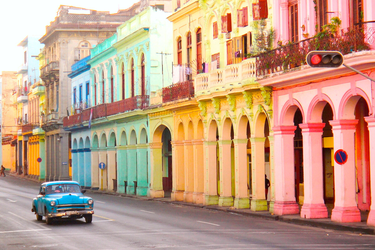 Когда-то жителей СССР и Кубы связывали общие ценности. И те, и другие настороженно воспринимали политику США и их союзников. Времена изменились, но что-то осталось. На Кубе все также ездят на советских машинах и с интересом смотрят советские мультфильмы. Для местных жителей русские — это дружественный народ.