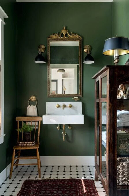 Латунь и аптекарский шкаф - акцент в представленной комнате.