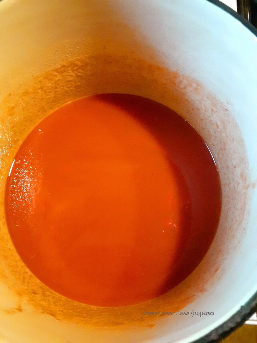 в большой кастрюле разводим томатную пасту с водой, солью и сахаром