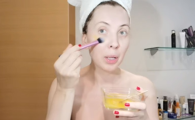 У меня на лице нет практически ни одной морщинки. А помогает мне в этом обычный.