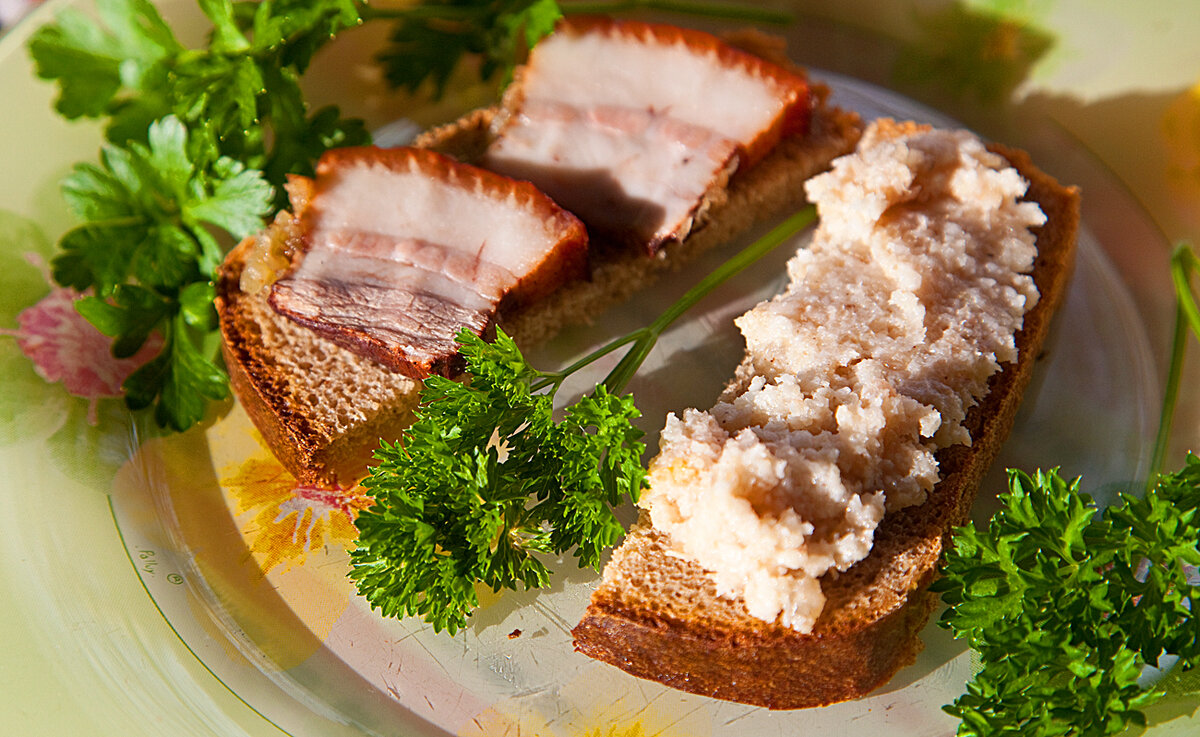 Сало, перекрученное через мясорубку с чесноком и зеленью