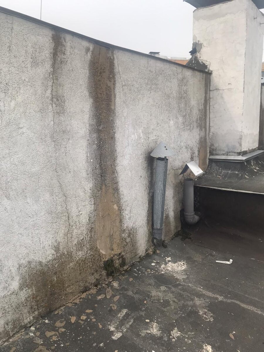 По стенам лифтовой шахты течет вода