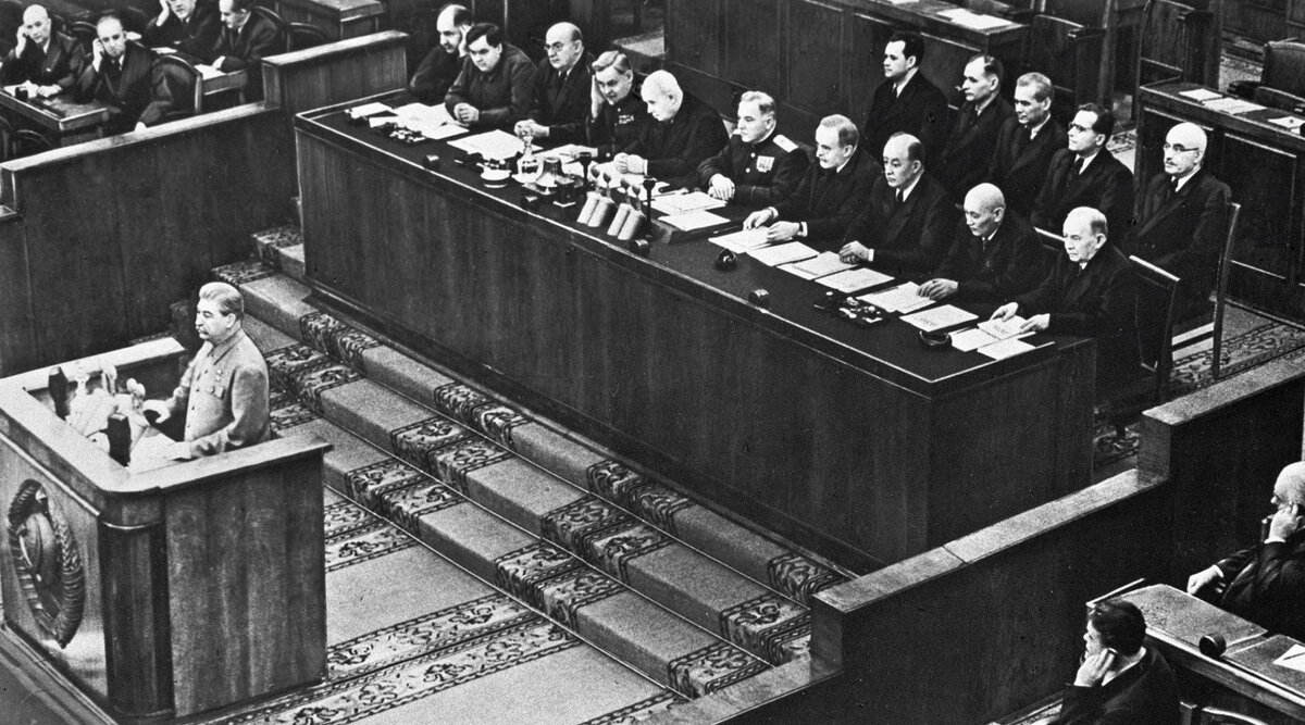 Выступление Сталина на XIX съезде, октябрь 1952-го. Источник: wikipedia.org
