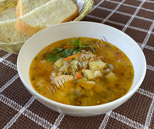 рассольник постный. рассольник на курином бульоне. суп картофельный с перловой крупой. рассольник с курицей и перловкой. куриный суп с перловкой.