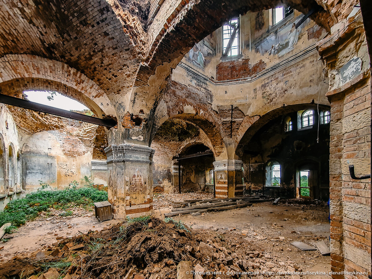 Заброшенный храм: через окно забралась внутрь и обнаружила множество старинных фресок