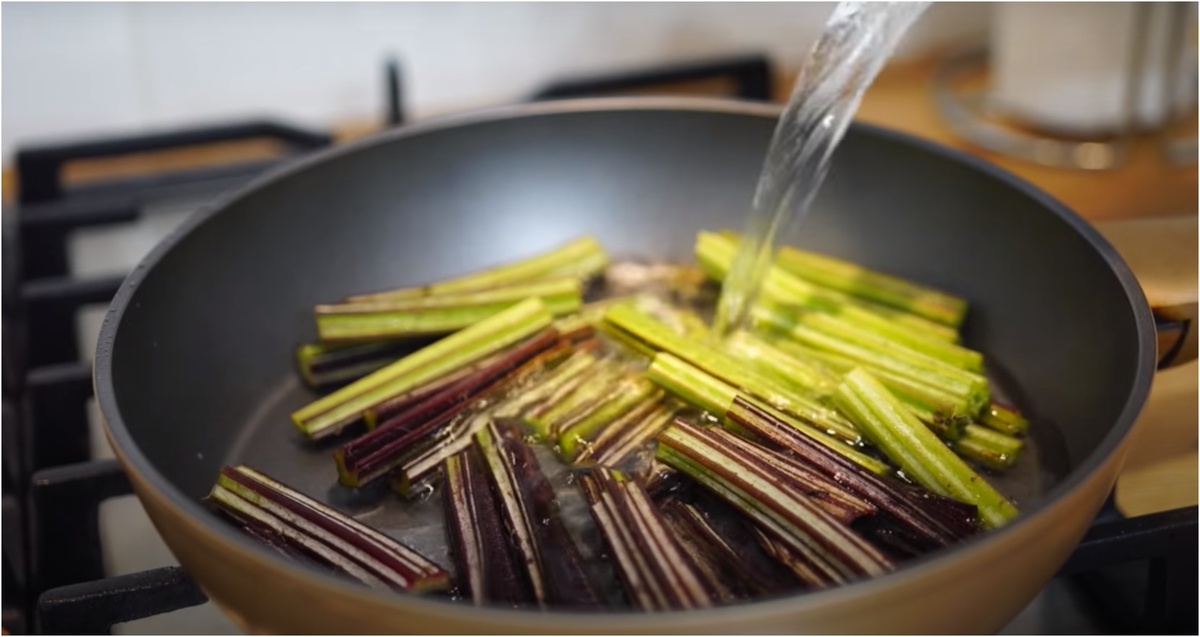 Варим стебли после закипания воды 10 мин.