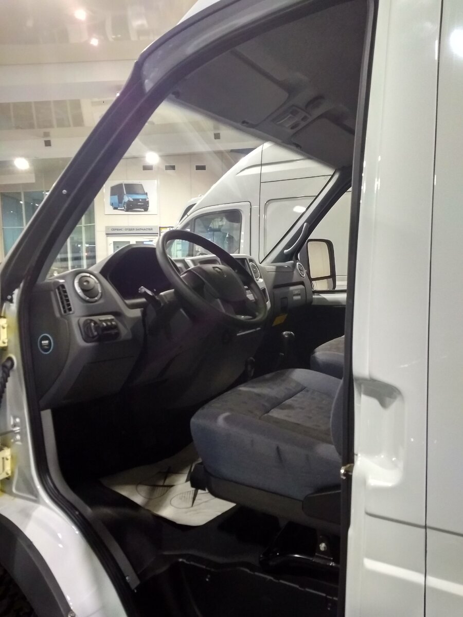 В отличие от правой стойки, на левой нет удобной ручки. Приходится подтягиваться за руль. Не очень удобно.