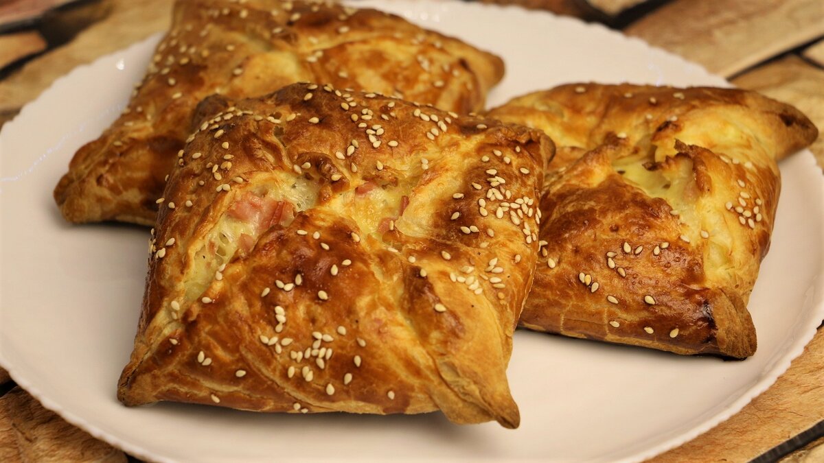 Вкусные конвертики из слоеного теста с начинкой из ветчины и сыра.