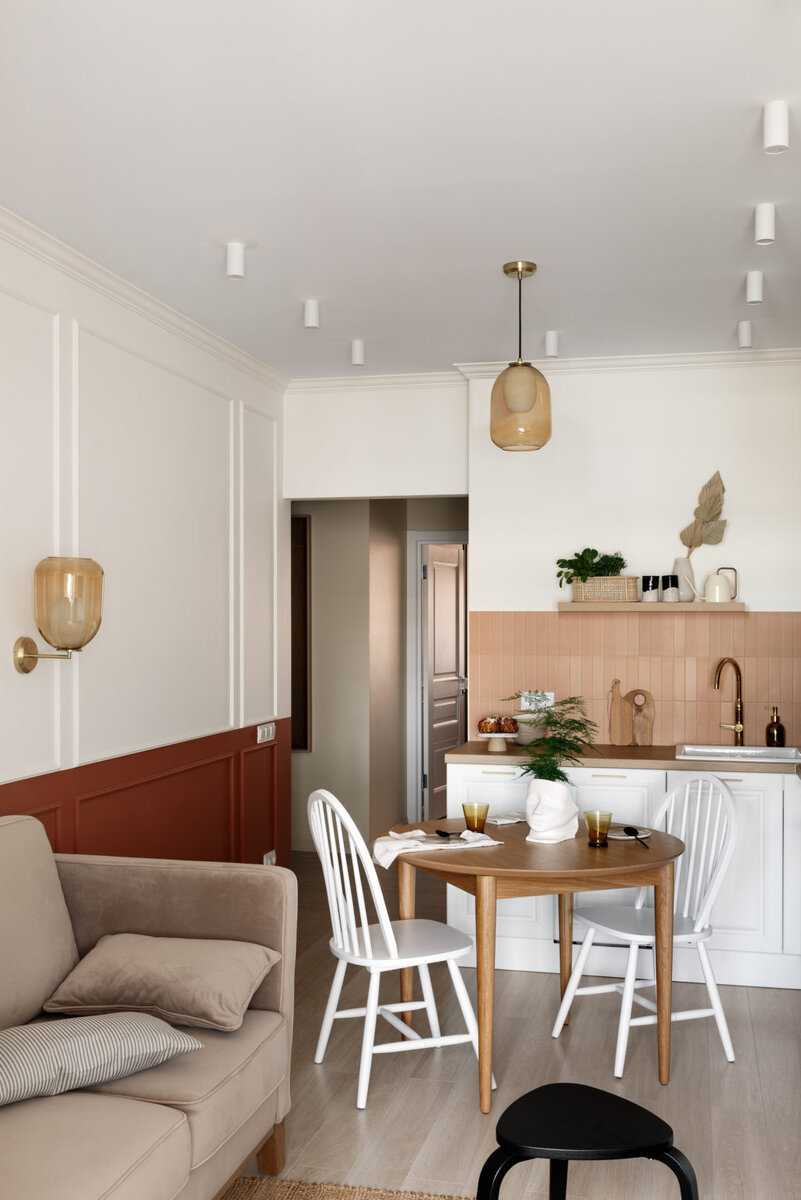 
Кухня-гостиная. Диван, “Эталон”; табурет, IKEA; кухня, Lavartec; светильники, La Redoute; молдинги и потолочные карнизы, Orac Décor; краска на стенах, Tikkurila; настенная плитка, Biscuit Plain Terra.