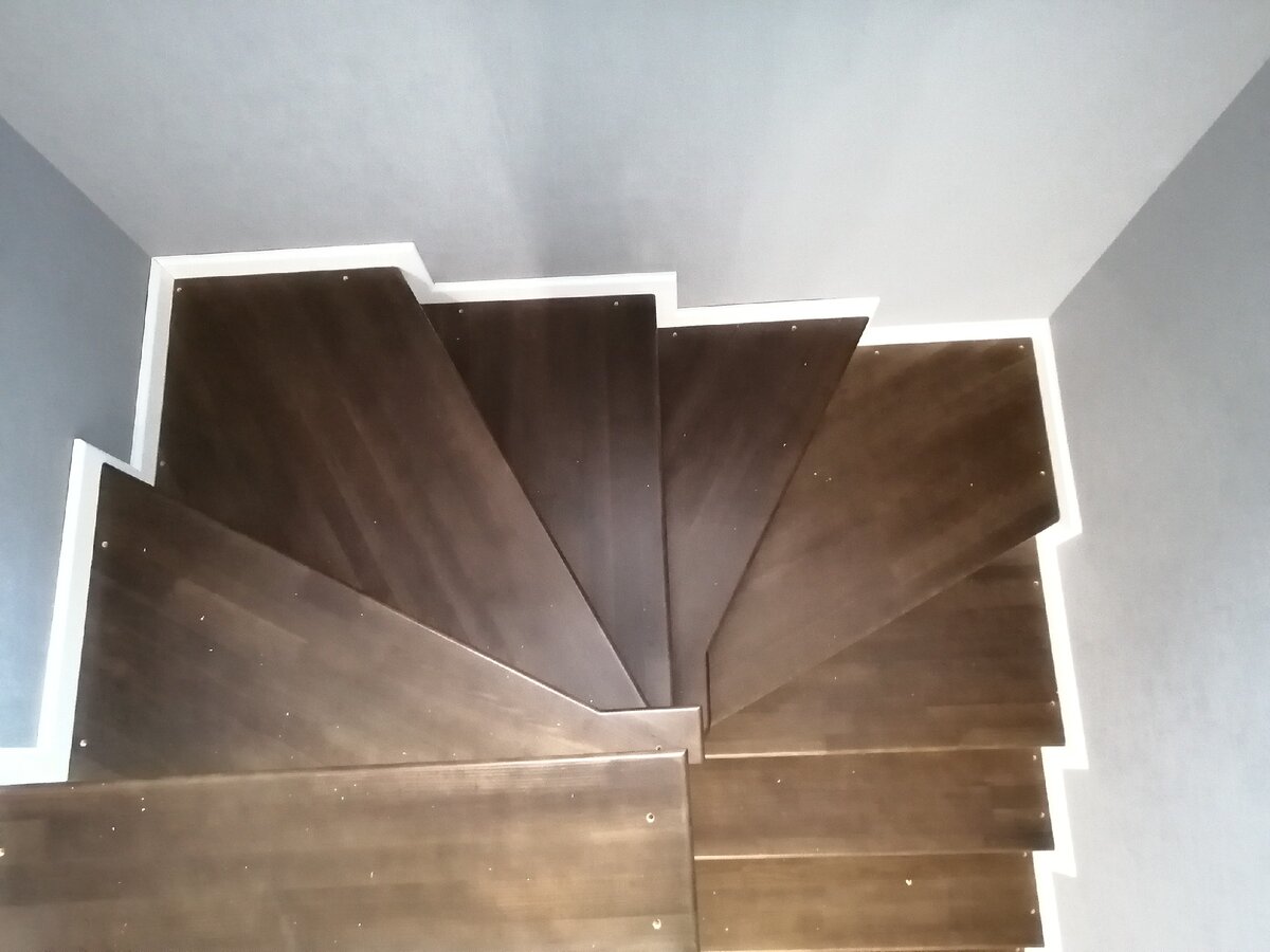 Лестница с забежными ступенями на второй этаж