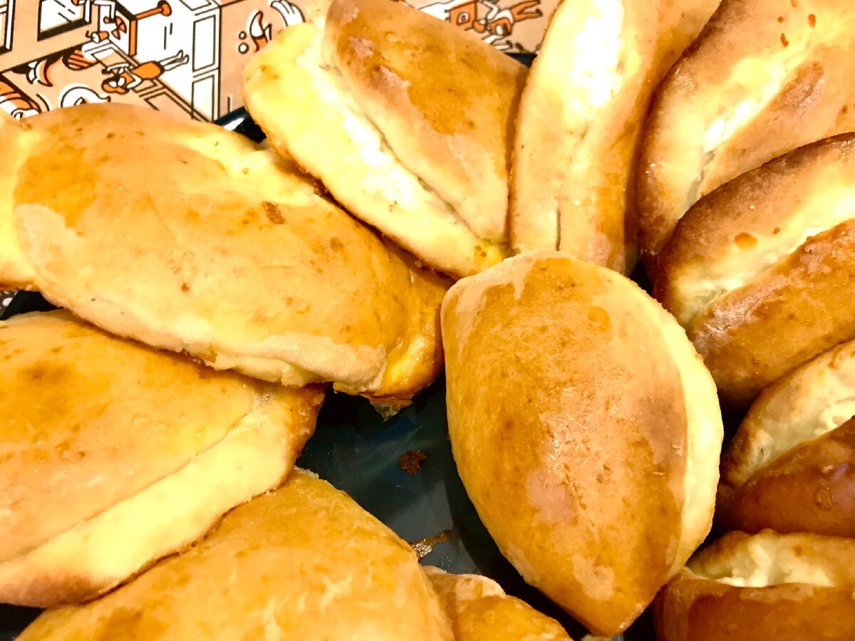 Чтобы сочни получились золотистыми — не пренебрегайте смазыванием их желтком.