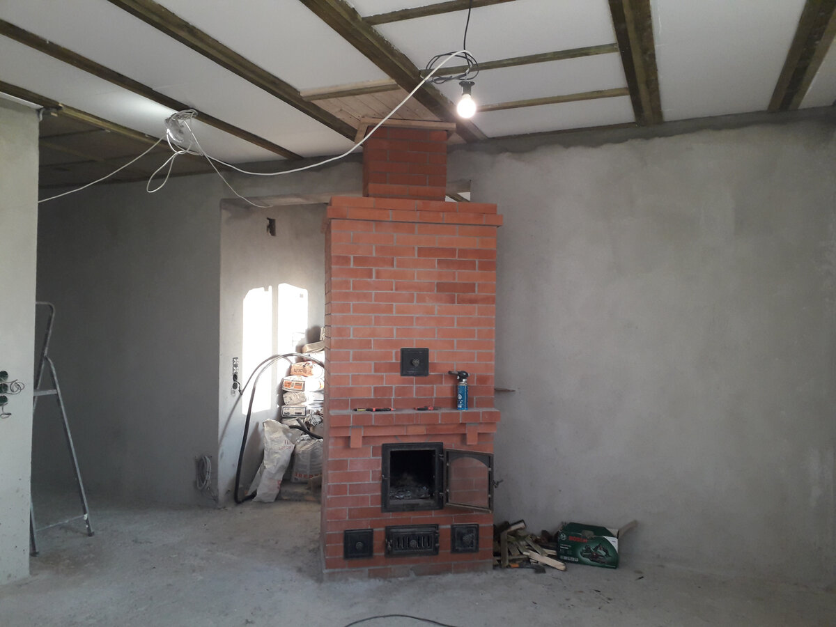 Печка сложена, стройка продолжалась