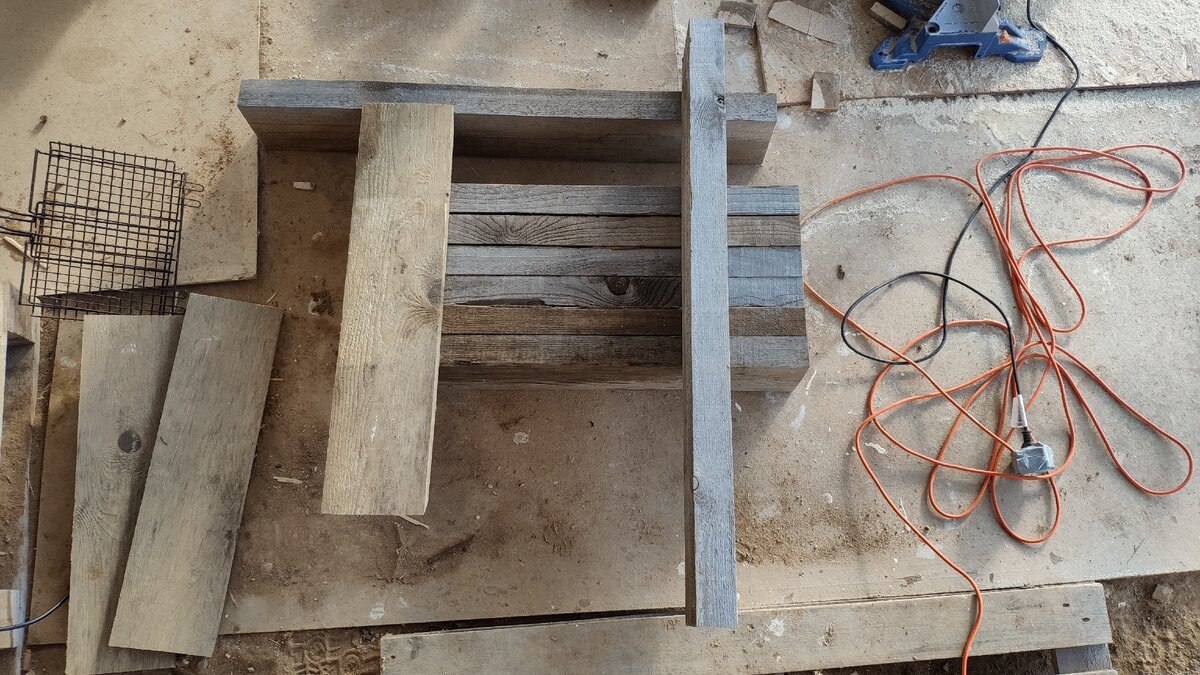 Заготовки под тумбу: 2 длинные полки, 6 ножек, торцевые панели. (вид сверху).